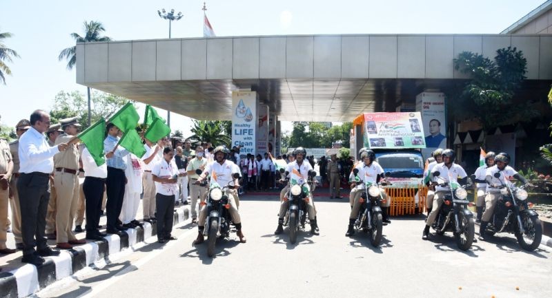 General Manager NFR, Anshul Gupta flags of a video wall vehicle and a motor cycle rally during the celebration of Azadi Ka Amrit Mahotsav by the RPF-NFR at Guwahati Railway Station on July 7. (Photo Courtesy: NFR)